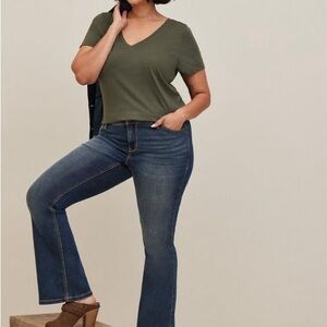 torrid Jeans Mid to Dark Blue slim Bootcut super stretch mid rise Zise 20S NWT
